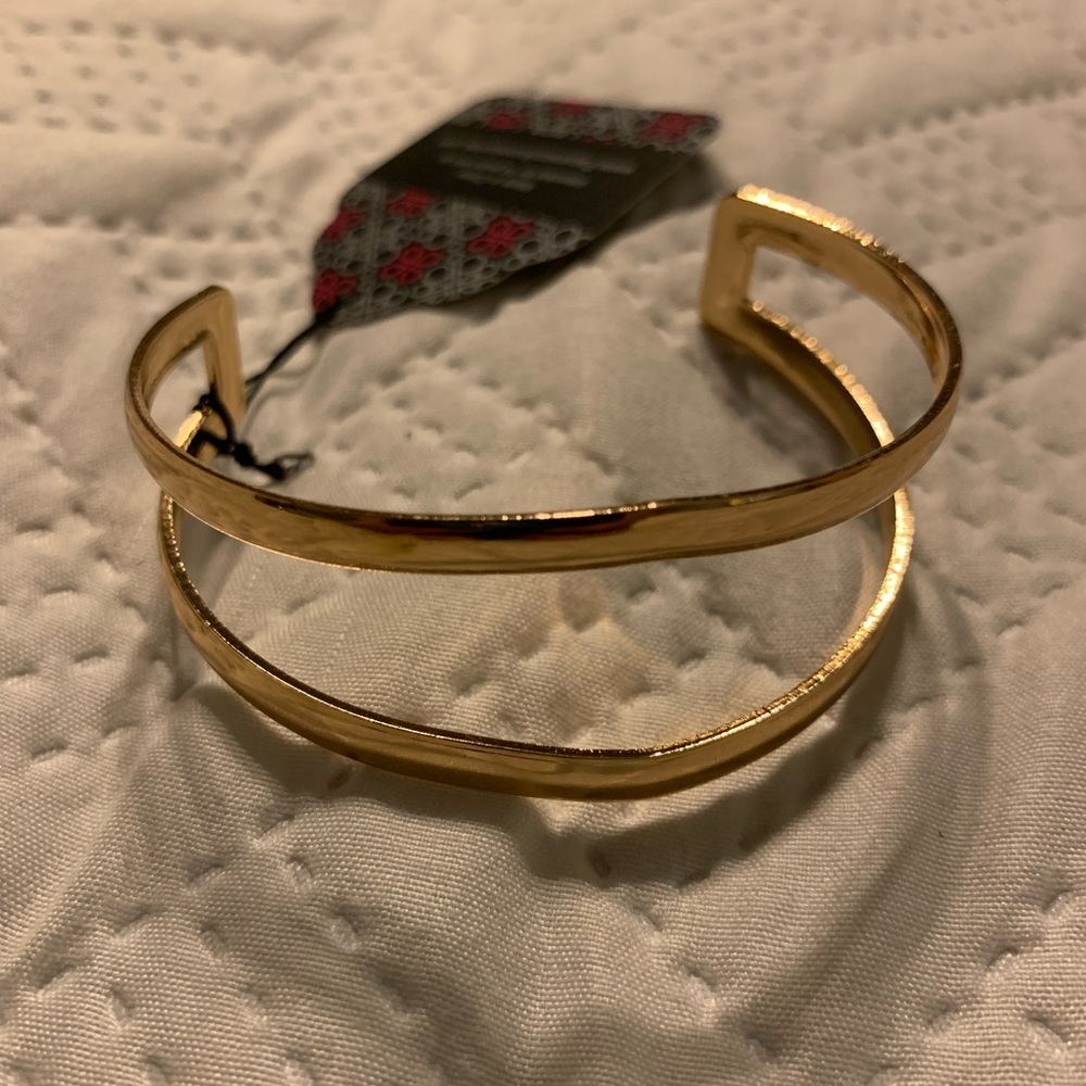 CUFF BRACELET.  Goldtone. New. Beautiful!!